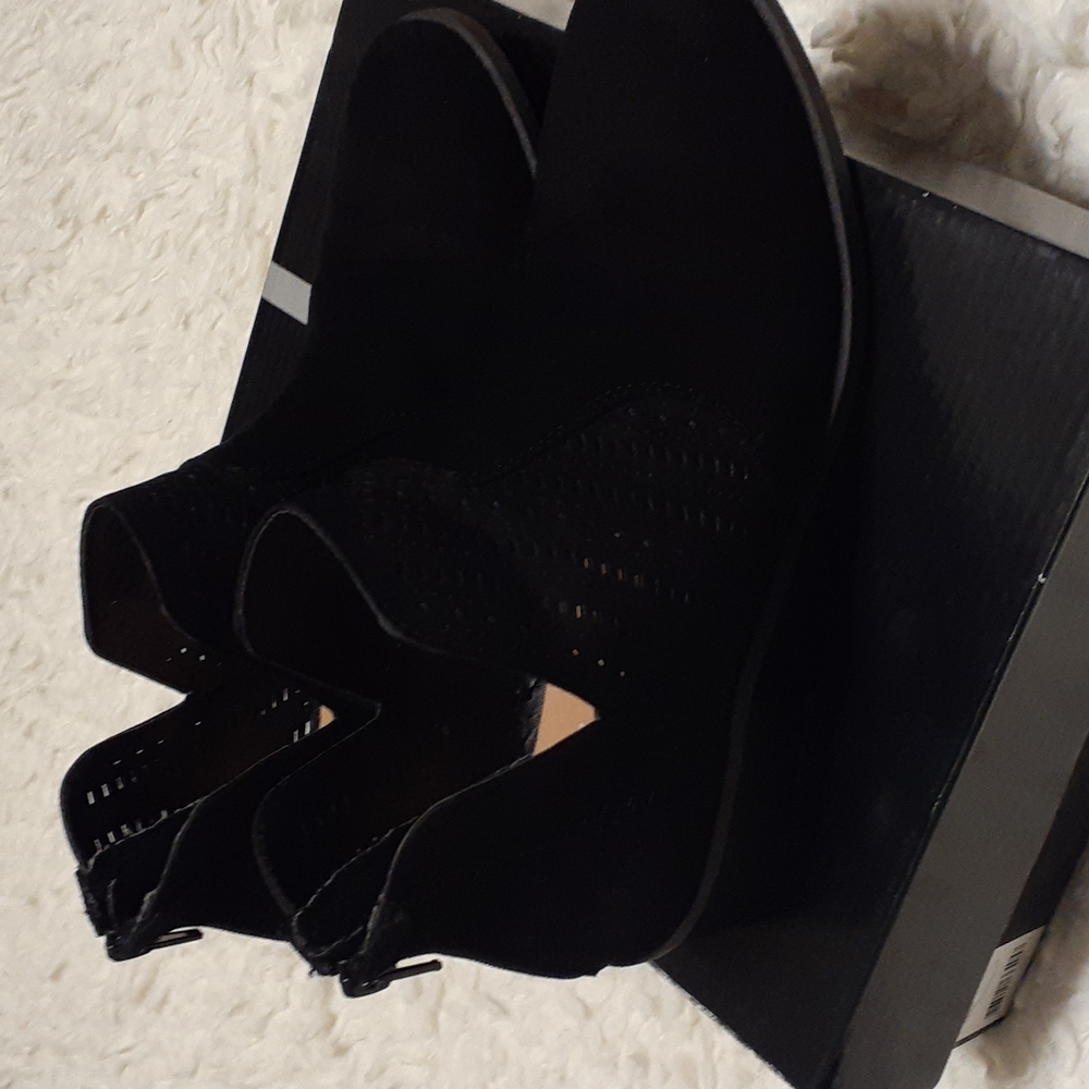 Shoes - Picture 2 of 4